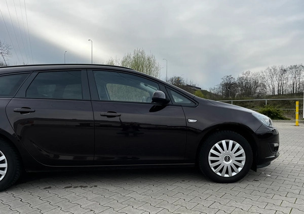Opel Astra cena 35990 przebieg: 105500, rok produkcji 2015 z Szczecin małe 631
